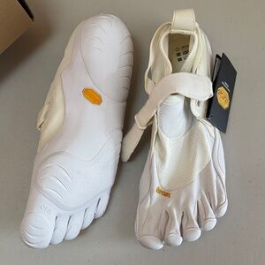 Vibram FiveFingers White Toe Shoes Women’s 8 to 8.5, NWT